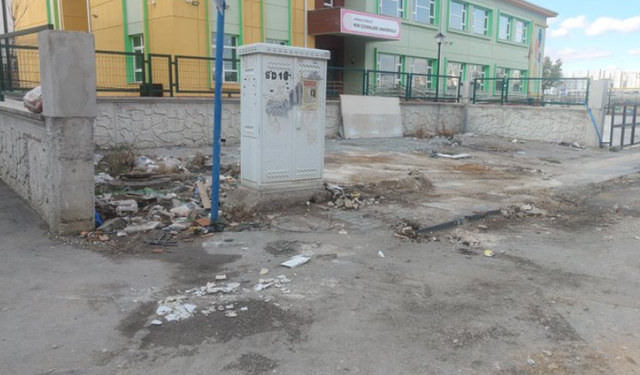 Elvankent’te Kaldırım ve Asfalt Sorunu Vatandaşı Çileden Çıkardı