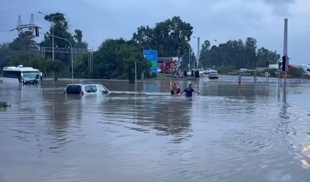 Hatay’da denizde hortum karada sel felaketi! Okullar tatil edildi