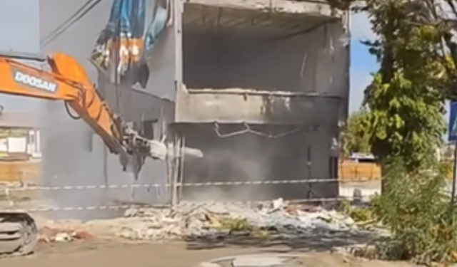 Elbistan’da yıkım anı kamerada! Araçlar ve yayalar saniyelerle kurtuldu