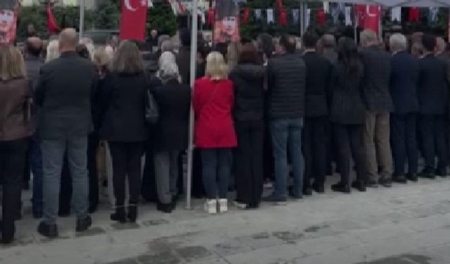 Cumhuriyet Bayramı töreninde gerginlik: AK Partili Başkan Vekili'ne sırtlarını döndüler!