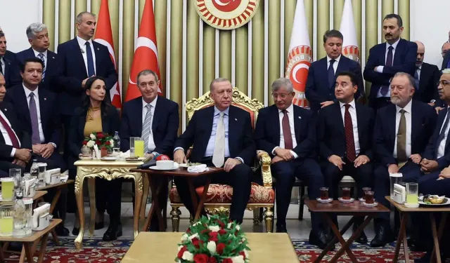 Erdoğan ile Davutoğlu'nun fotoğrafı gündem olmuştu... Gelecek Partisi'nden açıklama!
