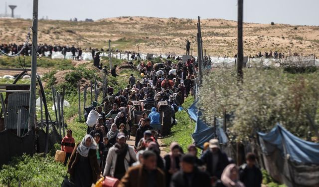 Gazze'de yürek burkan görüntü: Çöpe atılan tavuklar için kuyruk oluşturdular