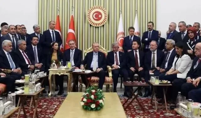 Resepsiyon fotoğrafı siyaseti karıştırdı: Özel’den dört genel başkana telefon!