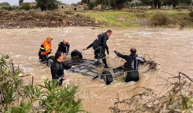 İzmir Foça'da sel kabusu! 70 yaşındaki vatandaş bulunamıyor