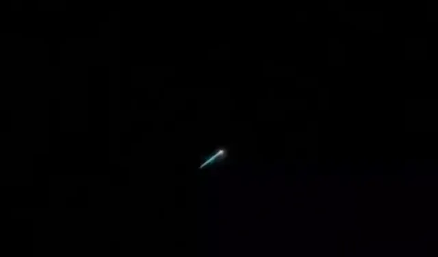 İstanbul semalarında gizemli ışığı vatandaşlar saniye saniye kaydetti: Meteor mu UFO mu?