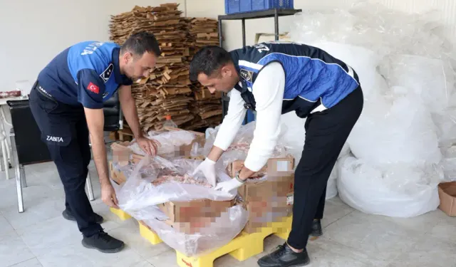 Antalya’da 25 ton son kullanma tarihi geçmiş tavuk ele geçirildi