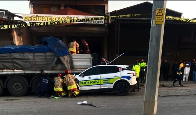 Alaşehir’de polis aracı tıra çarptı: Bir polis şehit, bir polis ağır yaralı
