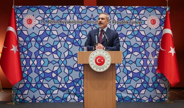 Fidan'ın Almanya temasları sürüyor: Berlin Büyükelçiliği'nde Türk toplumu ile görüştü