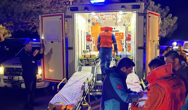 Açık Deniz'de can pazarı: Yanan gemiden tahliye edilen mürettebat hastaneye götürüldü