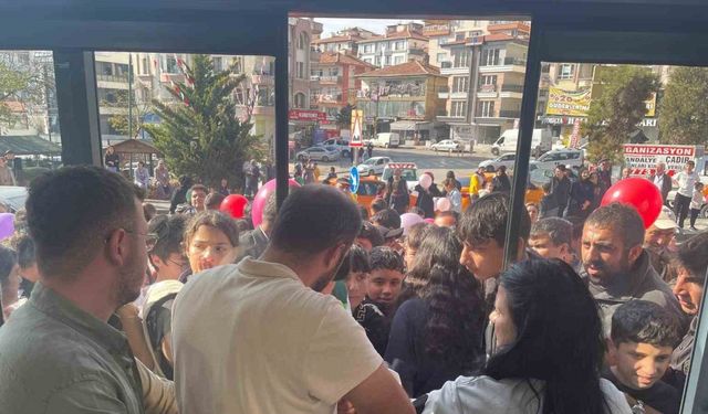 Ankara Keçiören’de açılışa özel 1 lira döner izdihamı