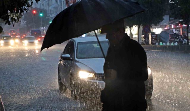 Antalya’da sarı alarm sonrası sağanak bastırdı: Caddeler göle döndü