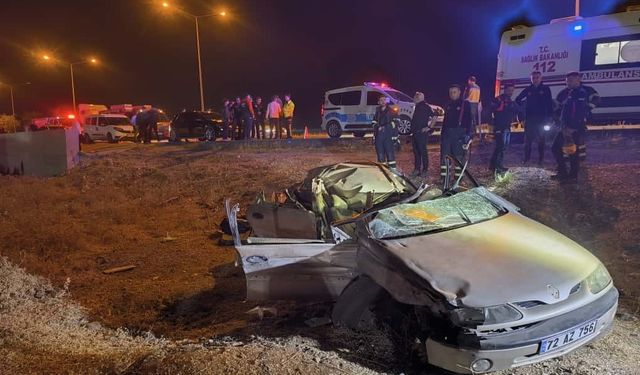 Batman’da dehşet kazası: Park halindeki tıra çarpan otomobilde iki kardeş hayatını kaybetti