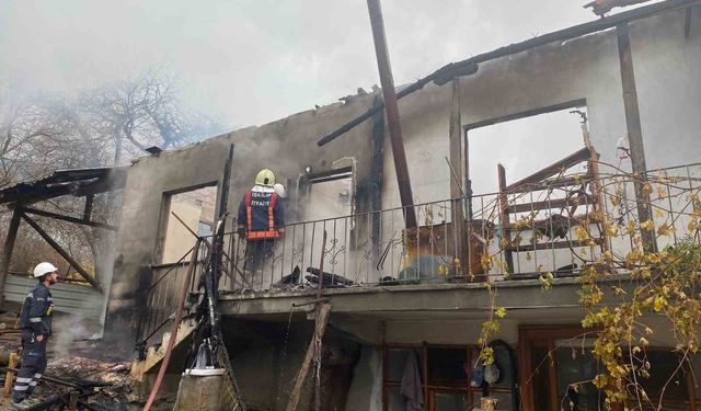 Çorum İskilip’te köy evinde yangın: Müstakil ev tamamen yandı