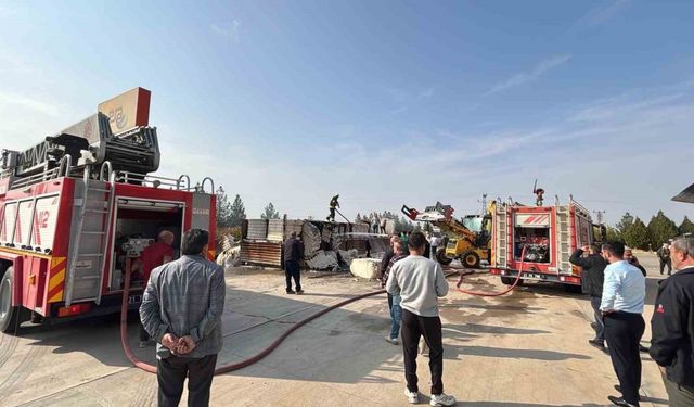 Diyarbakır’da akaryakıt istasyonunda korkutan yangın: Pamuk yüklü tır alev aldı