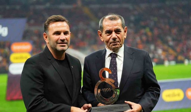 Dursun Özbek’ten Okan Buruk’a özel plaket! 100. galibiyetini böyle kutladı