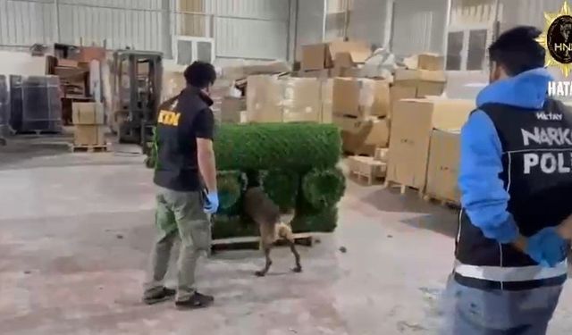 Hatay’da suni çimlerin içine gizlenmiş 306 bin captagon hap ele geçirildi