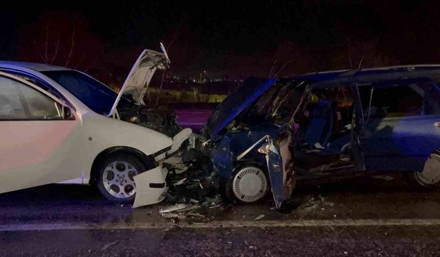 İki araç kafa kafaya çarpışt: 3’ü çocuk 9 yaralı!