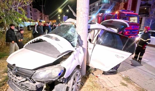 Otomobil ok gibi direğe saplandı: 2 ağır yaralı