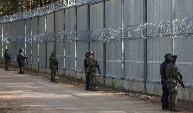 Polonya, Belarus sınırına ikinci bariyeri örüyor: 4 metrelik tel duvar 2026’da tamamlanacak
