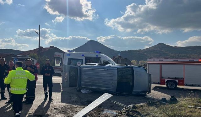 Tavşanlı’da hafif ticari araç takla attı: 7 kişi yaralandı