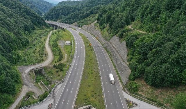 Bolu’da yol bir anda yok oldu: Heyelan ulaşımı kilitledi