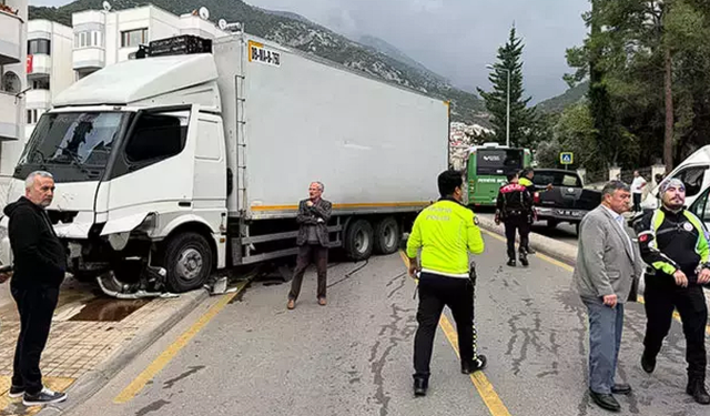 Fethiye’de kamyon öğrenci servisine çarptı: 1 öğretmen ve 21 öğrenci yaralandı