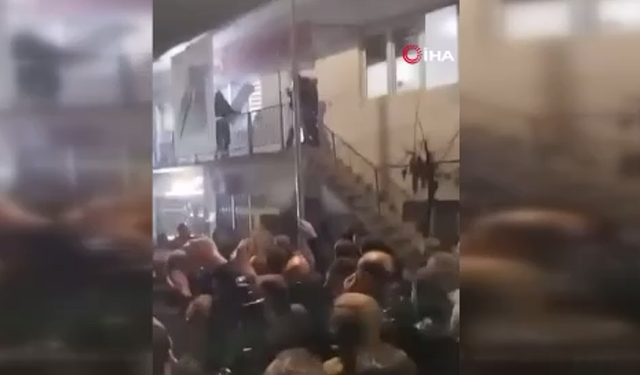 Kosova’da Türk seçmenler, seçim zaferini parti merkezini tahrip ederek kutladı