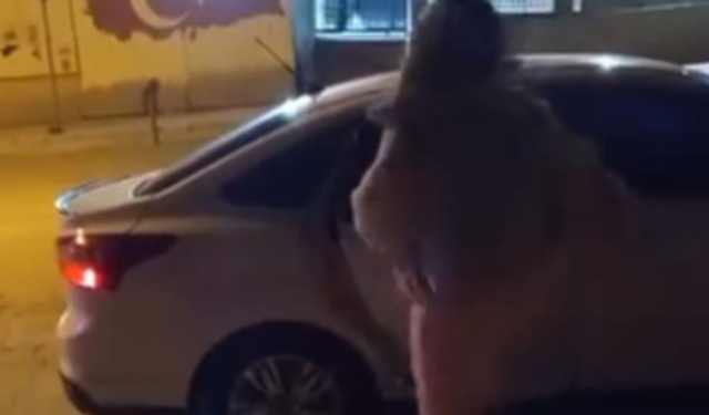 Sokak ortasında öfke patlaması! Kadın tartıştığı kişinin otomobiline saldırdı