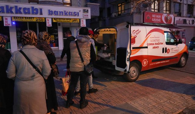 Ankara'da soğuk havaya sıcak dokunuş: Keçiören Belediyesi'nden vatandaşa çorba ikramı