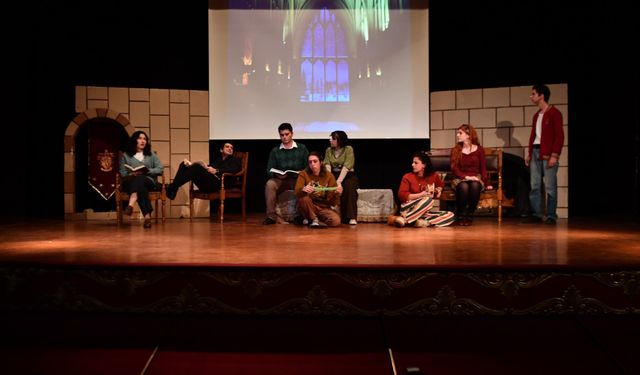 Ankara Üniversitesi'nde sahne ışıkları yandı: "Muziplik Tamamlandı" oyunu seyirciyle buluştu!