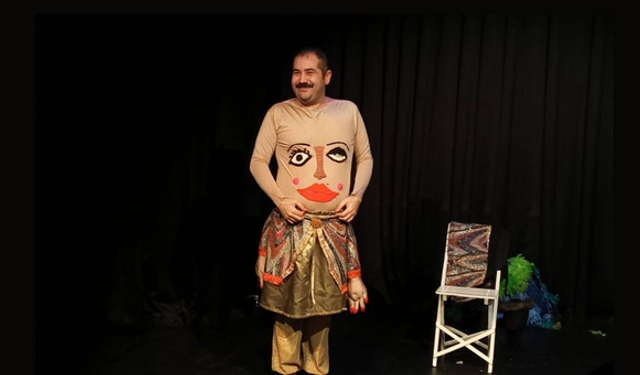 Baskının gölgesinde aşk ve kahkaha: “Fotoroman Kralı” Ankara’da sahneye geliyor!