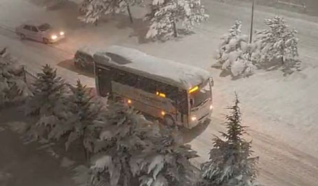 Bolu’da yoğun kar hayatı durdurdu: Araçlar yollarda kaldı