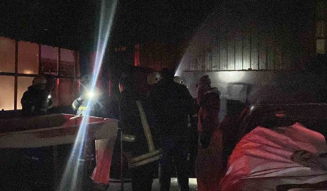 Burdur’da sanayi sitesinde gece yangını: Oto boyama atölyesi alevlere teslim oldu