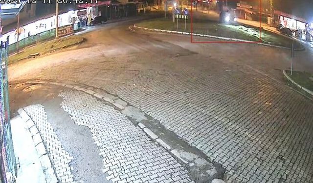 Elazığ’da otomobil refüje çıktı: 1 yaralı, kaza anı kamerada