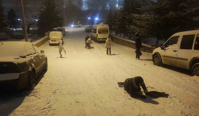 Kar sevinci Yozgat’ta mahallelere taştı: Çocuklar yokuşlara akın etti