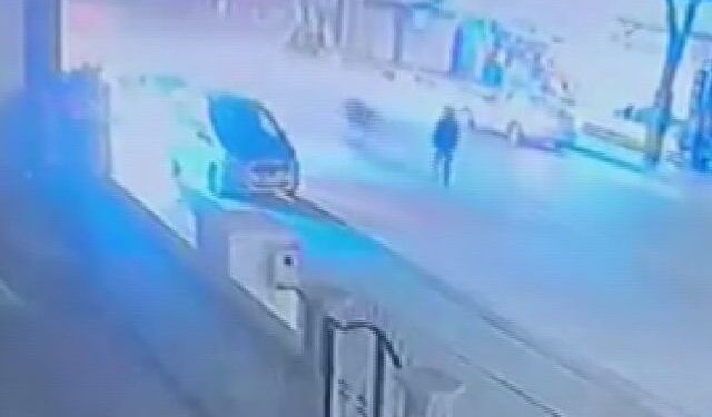 Konya’da yolun karşısına geçmeye çalışan çocuğa motosiklet çarptı: O anlar kamerada