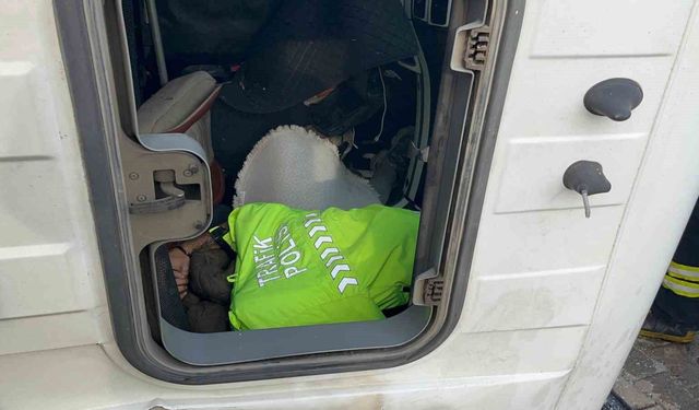 Tekirdağ’da trafik kazasında 5 yaralı: Polis üniformasını yaralıların üstüne örttü!