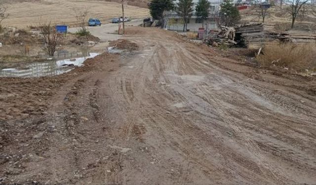 Ankara'da Aylarca Beklenen Asfalt Atılmadı: Mesut Sokak Çamur İçinde Kaldı