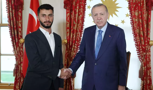 Cumhurbaşkanı Erdoğan, Filistinli yönetmen Basel Adra’yı Dolmabahçe’de kabul etti