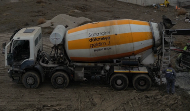 Ankara'da bir firmanın beton mikserlerinin üzerine yazdığı özlü sözler gündem oldu