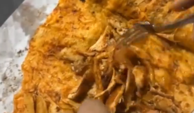 Hatay usulü tavuk döner diye aldı, içinden çıkanlar şaşkına çevirdi