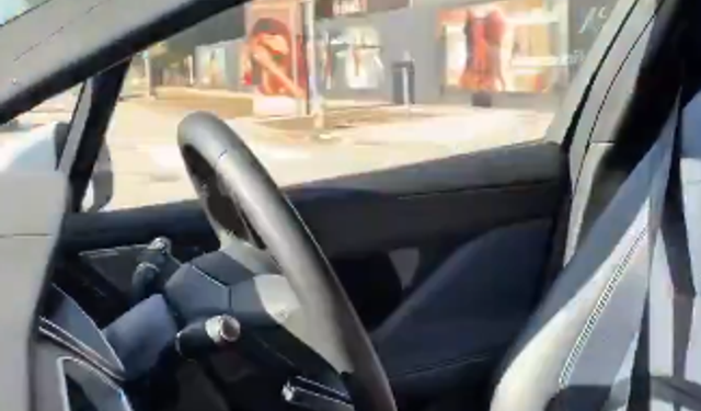 Trafik kurallarına insandan fazla uyuyor: Sürücüsüz taksi gündem oldu