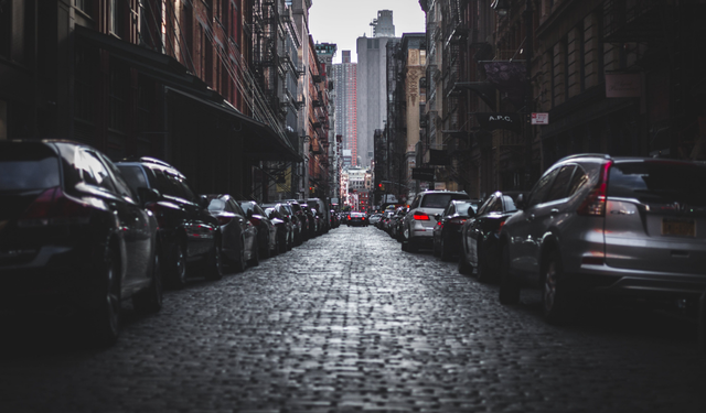 Ankara'da kangrenleşen park sorunu... Araçlar kaldırımda, yayalar yolda!