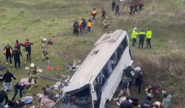 Esenyurt’ta korkunç kaza! Servis otobüsü şarampole devrildi, ölü ve yaralılar var