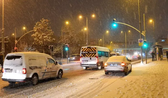 İstanbul’da kar trafiği kilitledi: Ağır taşıt ve kuryelere yasak