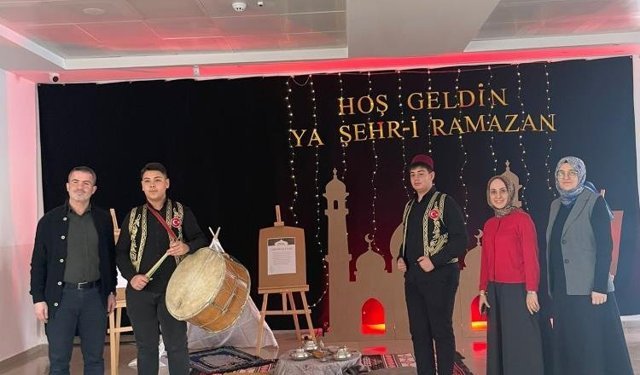 Ankara'da Ramazan coşkusu: Lise öğrencileri davul ve mani geleneğini okula taşıdı