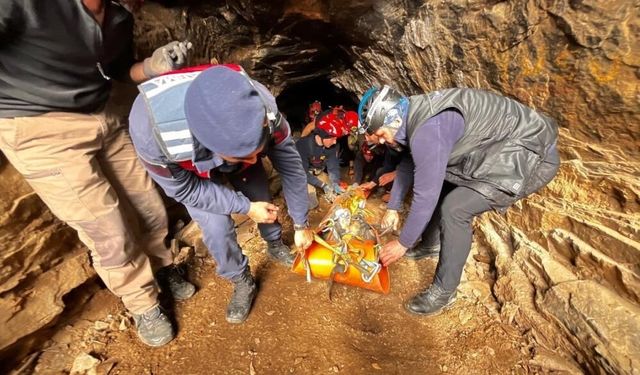 Mağarada korku dolu gece: 5 metreden düşen genç 9 saatlik operasyonla kurtarıldı!