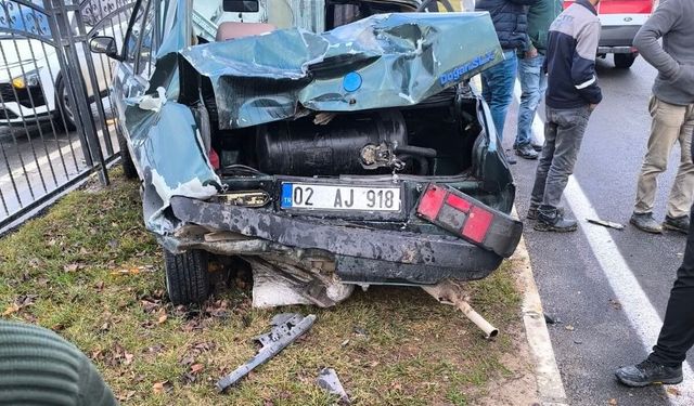 Adıyaman’da zincirleme kaza: Yayaya yol veren otomobile çarpıldı, 3 yaralı