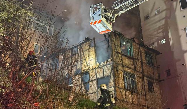 İzmit’te ahşap bina alev alev yandı: Yapı küle döndü