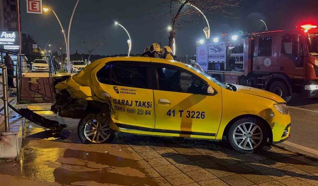 Kocaeli’de trafik kazası: Ticari taksi ile otomobil çarpıştı